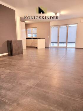 Wohn- Ess- Zimmer mit Zugang zu zwei Terrasen - 