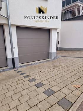 große Garage mit direkten Zugang in das Haus - 