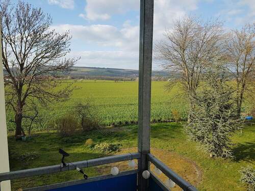 Aussicht Balkon Nordosten - Helle 2-Zimmer-Wohnung mit Balkon, Einbauküche & 2 Stellplätzen - ruhig zwischen Weimar & Erfurt