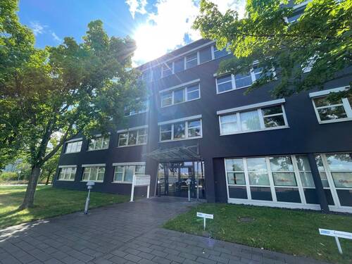 Hausansicht - hochwertige, sanierte Bürofläche im Dölziger Gewerbegebiet!