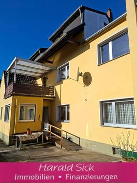 Titelbild - 7-ZIMMERHAUS MIT 3 BÄDERN, 2 GARAGEN UND GROSSEM GARTEN. AUCH ALS MEHRGENERATIONENHAUS NUTZBAR.