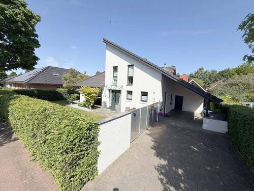 Zufahrt mit Carport und Eingang - 4 Zimmer Einfamilienhaus zum Kaufen in Nordhorn