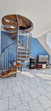Wohnzimmer und Treppe - 
