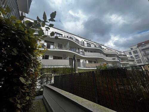 Rückseite des Gebäudes - Schöne, lichtdurchflutete voll möbilierte zwei Zimmer Wohnung in Ludwigsvorstadt