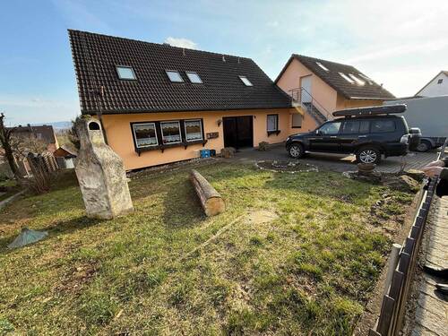 Vorderansicht mit großem Vorgarten.jpg - 1 Zimmer Einfamilienhaus in Forchheim