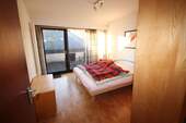 Schlafzimmer mit Balkonzugang in der Dachgeschosswohnung - 