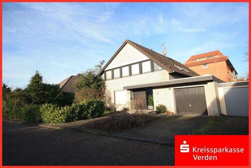 Zufahrtsansicht - Geräumiges Haus in ruhiger und doch zentraler Lage!