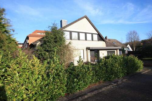 Blick von der Straße - 8 Zimmer Einfamilienhaus in Verden