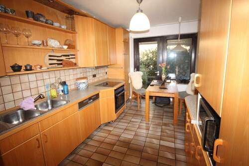 Blick in den Küchenbereich mit Gartenzugang - 