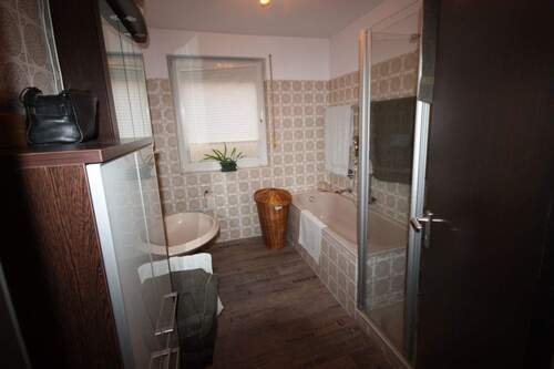 Badezimmer der Erdgeschosswohnung - 