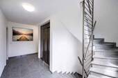 Treppenhaus mit Aufzug - 