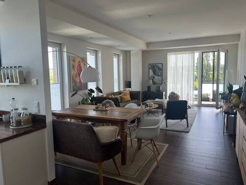 Wohnzimmer mit Blick zum Balkon - 