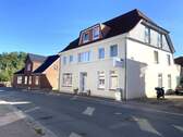 Wohnhaus - Zentrale 3-Zimmer-Wohnung über 2 Ebenen mit Carport
