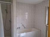Bad mit Wanne - 