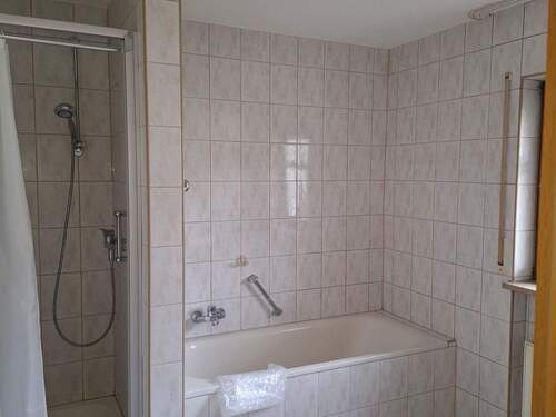 Bad mit Wanne - 