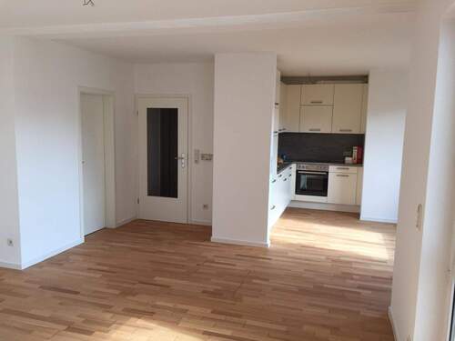 Blick vom Wohnbereich zur Küche und zum Flurzugang - 