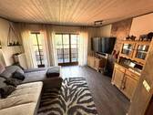 Wohnzimmer mit Zugang zum Balkon - 
