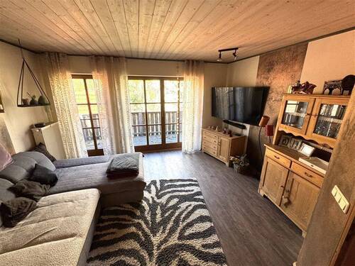 Wohnzimmer mit Zugang zum Balkon - 