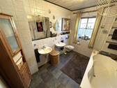 Bad mit Badewanne und Dusche - 