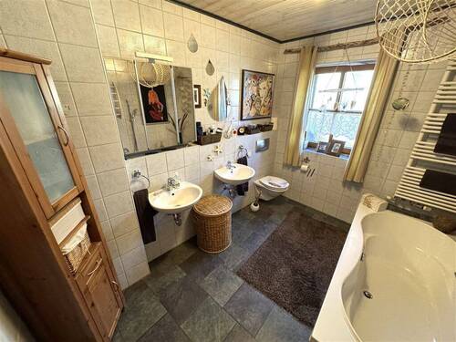 Bad mit Badewanne und Dusche - 