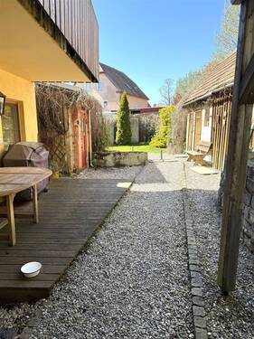 Terrasse und kleiner Schuppen - 