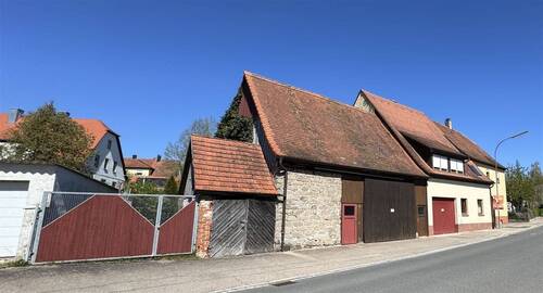 Blick zur Scheune und Garagen - 