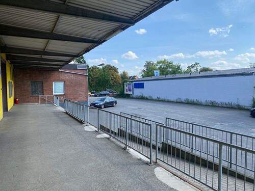 Rampe und Freifläche - Halle in Itzehoe