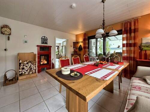 Esszimmer EG mit Kachelofen - 