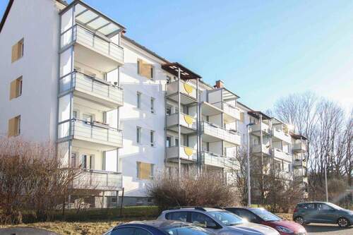 Blick vom Parkplatz - Bezugsfrei & frisch renoviert: Ruhige 2-Zi.-Wohnung mit Balkon, Außen und Gartenausblick