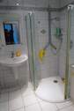 Bad im EG mit Dusche u. Waschbecken - 