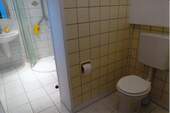 Toilette mit Blick ins Bad - 
