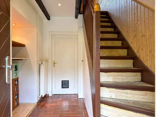 Eingangsbereich / Treppenaufgang - 5 Zimmer Doppelhaushälfte zum Kaufen in Hannover / Bothfeld