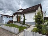 Außenansicht - Komfortables Einfamilienhaus mit Doppelgarage und Garten - ideal für Familien in Öschelbronn