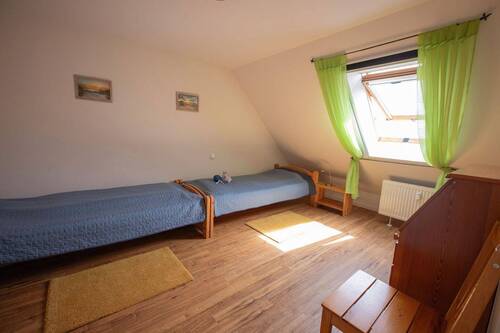 Schlafzimmer mit zwei Einzelbetten - 