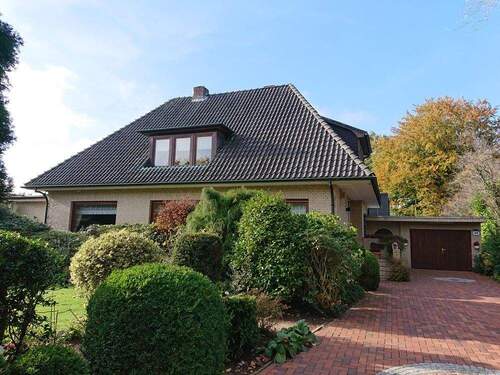 Hausansicht mit Auffahrt und Garage - 5 Zimmer Einfamilienhaus zum Kaufen in Itzehoe