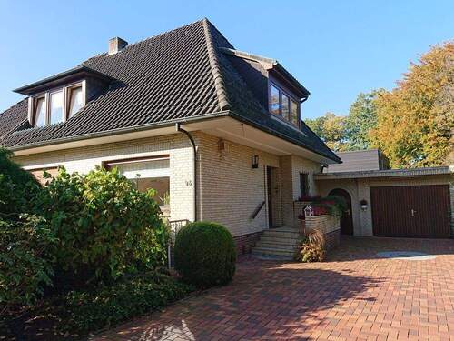 Zufahrt und Hauseingangsbereich - 5 Zimmer Einfamilienhaus in Itzehoe