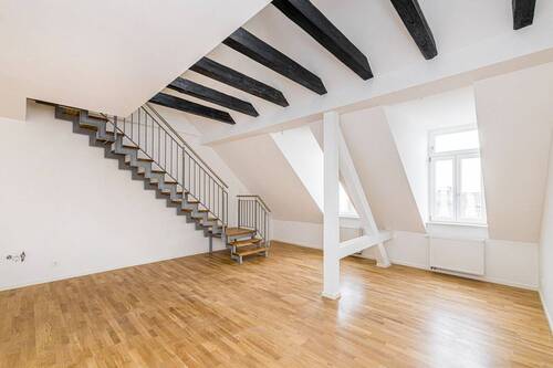 Wohnbereich - Helle 2-Zimmer-Wohnung - frisch renoviert im Dachgeschoss