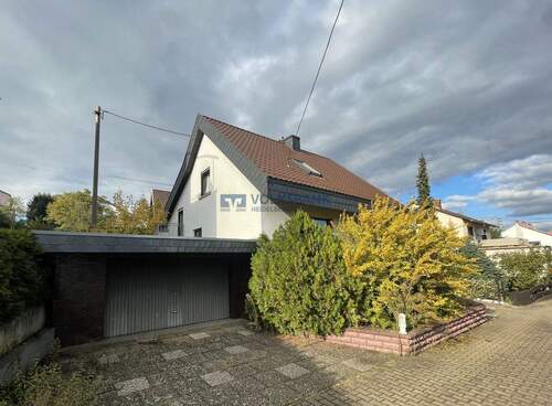 Hausansicht mit Zufahrt Garage - 