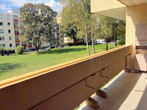 Blick von der Loggia in die Anlage - 4 Zimmer Einfamilienhaus zum Kaufen in Gröbenzell