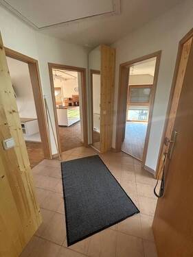 Flur mit Blick vom Wohnungseingang.jpg - 