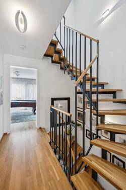 Offenes Treppenhaus - 5 Zimmer Reihenmittelhaus in Freiberg am Neckar