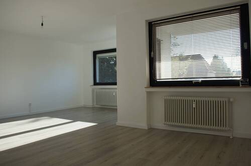 Wohnzimmer mit Laminatboden - 