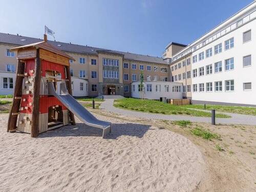 Blick vom Spielplatz auf die Seefahrtschule - 
