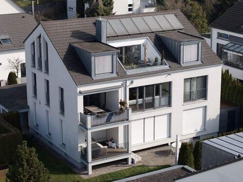 Hausansicht / Wohnung 1. OG - 123 m² Wohnkomfort: Helle 3,5-Zimmer-Wohnung mit Weitblick 