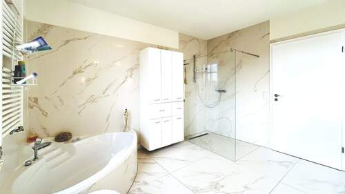 Badezimmer mit Wanne und Dusche - 