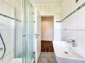 Bad mit Dusche + WC - 