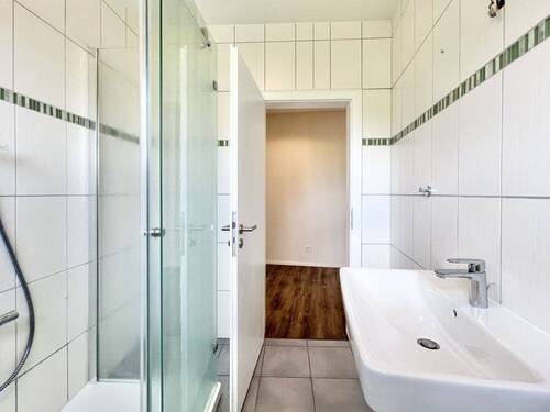 Bad mit Dusche + WC - 