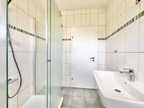 Bad mit Dusche + WC - 