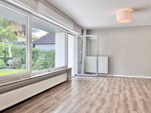 Wohn-/Essbereich mit Zugang zur Terrasse - 