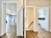 Flur mit Blick in Wohnzimmer, Küche - 
